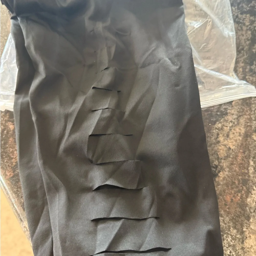 Black Cut-Out Leggings - Picture 5 of 6